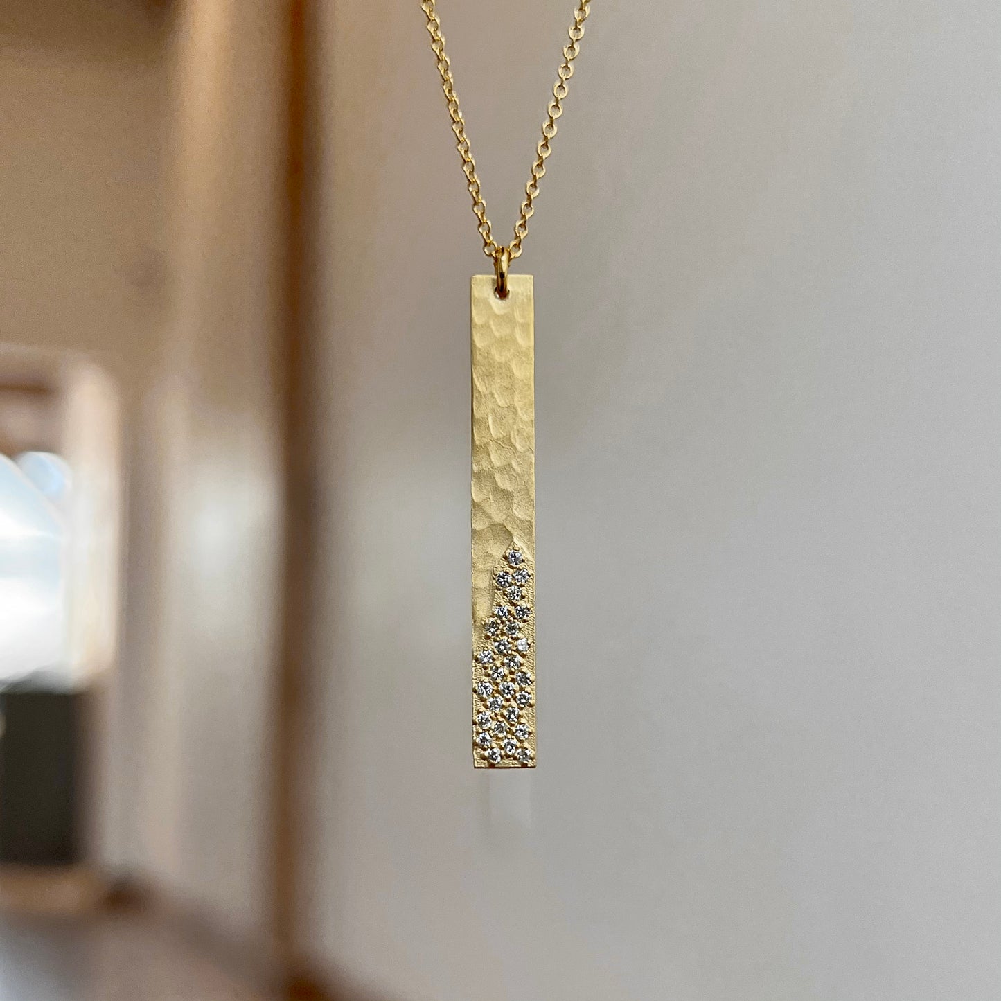 14K Yellow Gold Hammered Scattered Diamond Necklace 13/100CTW